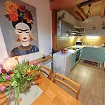 Frida Old Town With Private Parking 아파트